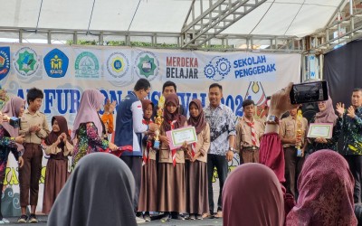 PENERIMAAN HADIAH DAN TROPY DARI PANITIA PENYELENGGARA