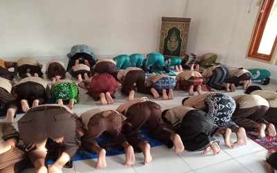 KEGIATAN SHOLAT DHUHA BERSAMA SISWA SDN KENDALSERUT 03