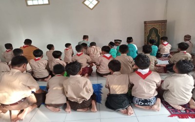 KEGIATAN SHOLAT DHUHA BERSAMA SISWA SDN KENDALSERUT 03